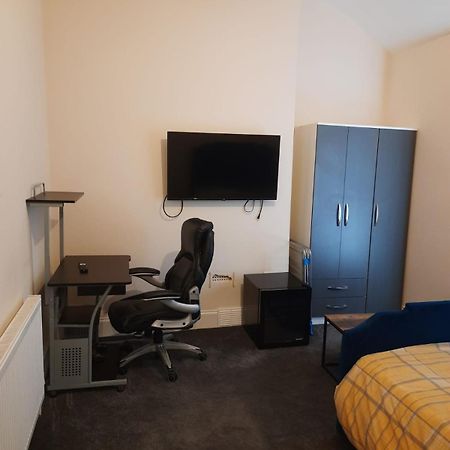 Lovely Bedroom With Shared Kitchen & Bathroom Free Parking Walsall Eksteriør billede