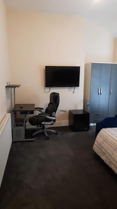 Lovely Bedroom With Shared Kitchen & Bathroom Free Parking Walsall Eksteriør billede